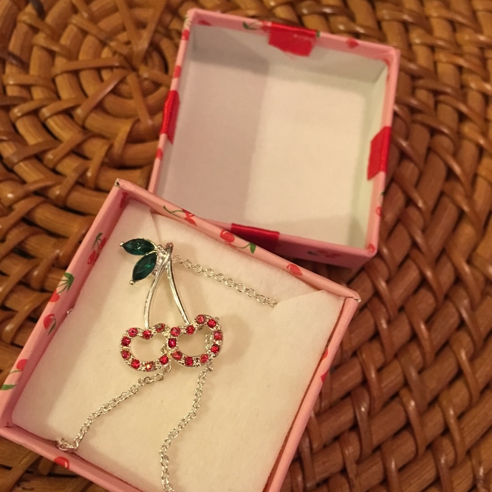 $8 SALE❤️NIB Avon 🍒 Cherry Necklace